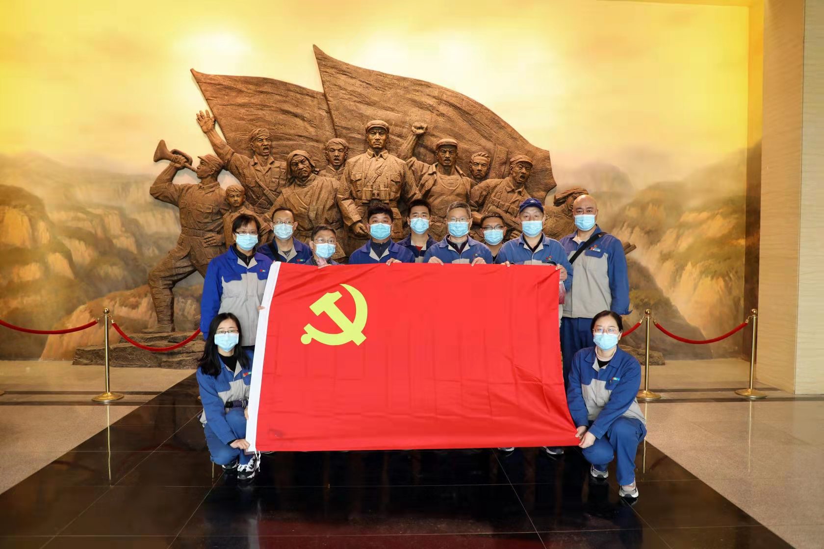 疏雨洗清明 芳菲祭英烈—— 安彩高科開展“學黨史、祭英烈、傳精神”主題活動