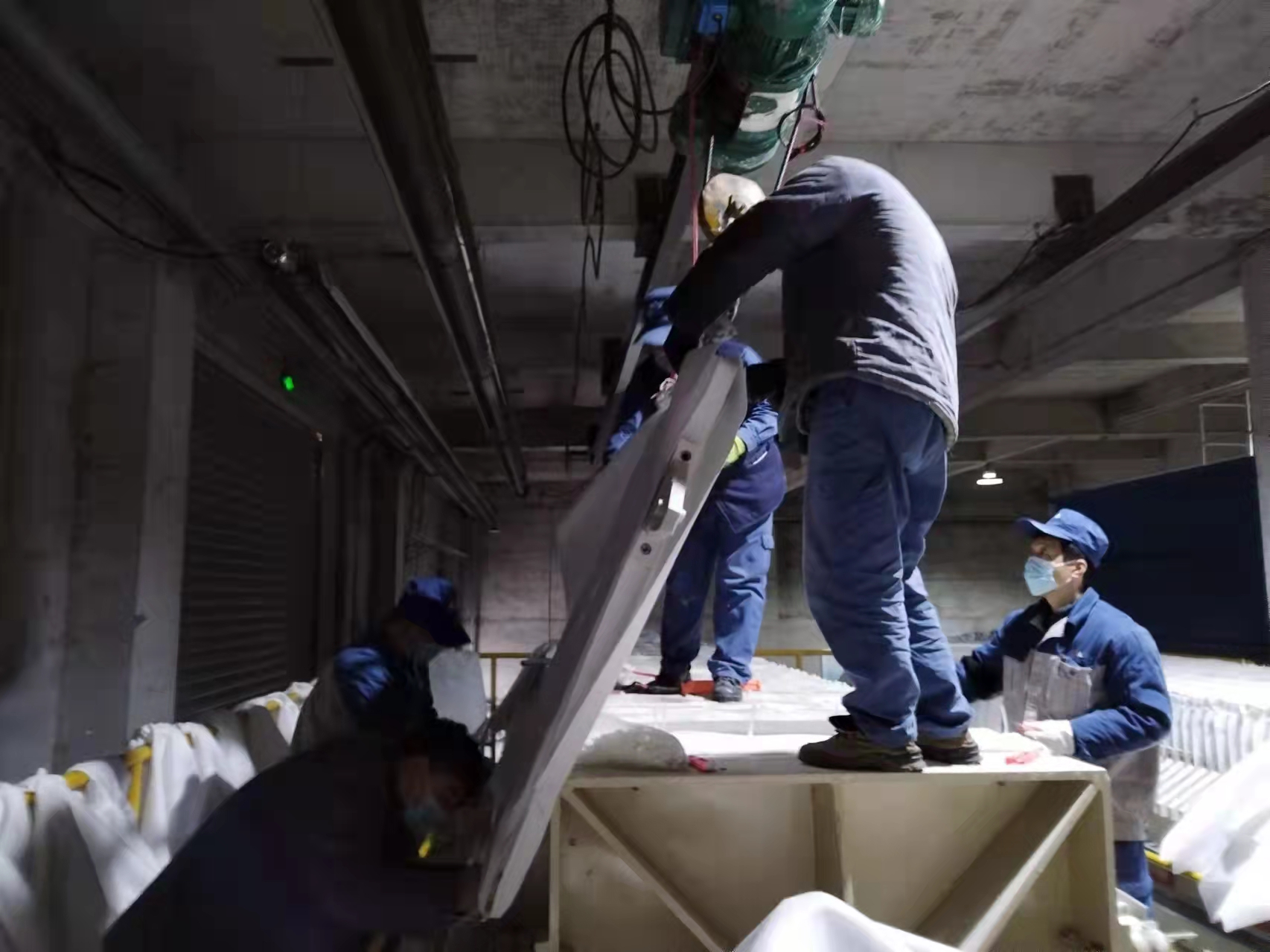 光伏新材料：春寒料峭斗志昂，爭分奪秒換布忙