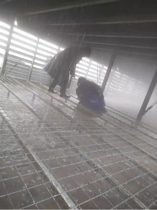 涉水搶修 筑牢屏障——光伏新材料搶修疏通循環水冷卻塔進水管道紀實